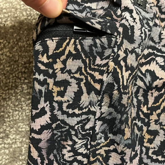 Athleta Women’s Joggers Size 6 – Black with Psychedelic Print - Picture 5 of 8